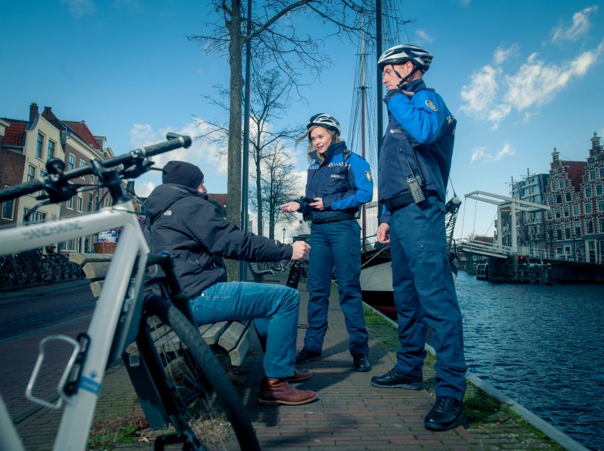 Handhavers spreken persoon aan